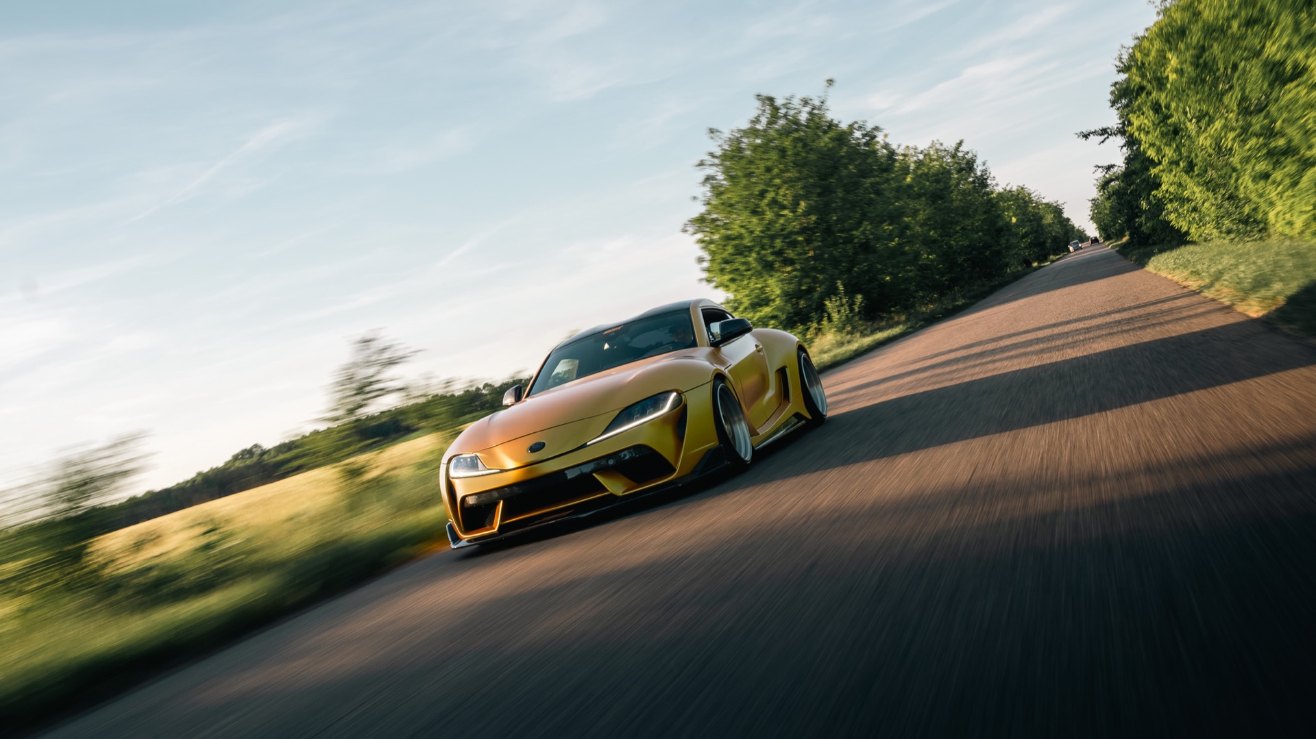 Automotive 16:9 kép 1 - rolling shot