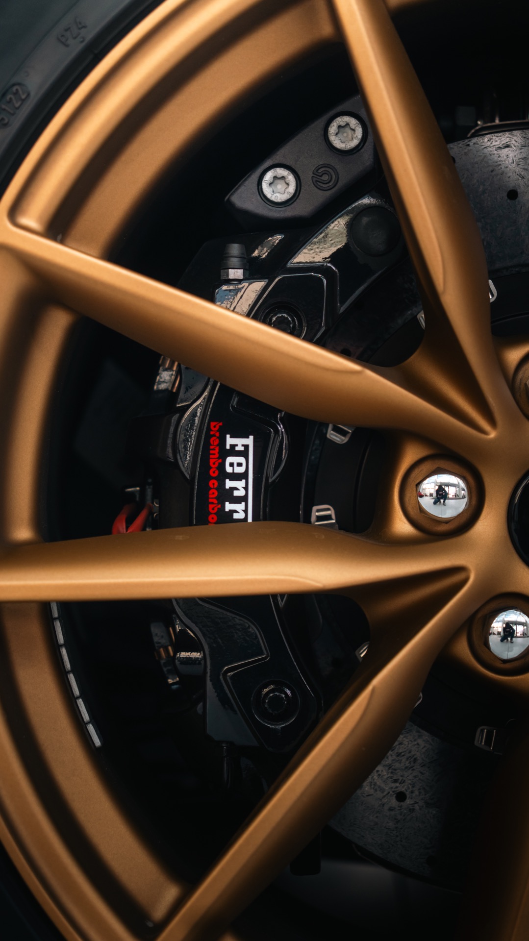 Automotive 9:16 kép 7 - badge detail